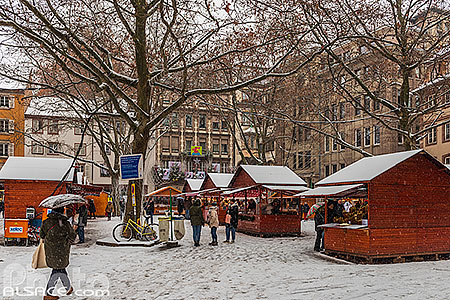 Photo : Marché de Noël de la place du Temple Neuf sous la neige, Strasbourg, Bas-Rhin (67)