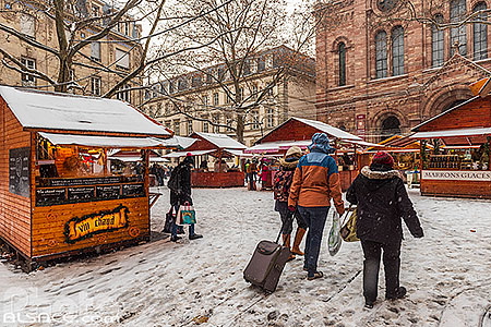Photo : Marché de Noël de la place du Temple Neuf sous la neige, Strasbourg, Bas-Rhin (67)