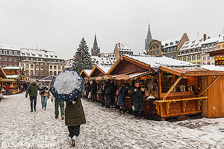 Photo : Marché de Noël de la place Kléber sous la neige, Strasbourg, Bas-Rhin (67)