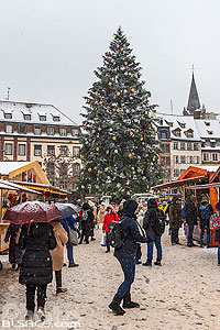 Photo : Marché de Noël de la place Kléber sous la neige, Strasbourg, Bas-Rhin (67)