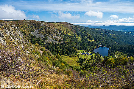 Photo : Lac des Truites (ou du Forlet) vue depuis les crêtes, Soultzeren, Haut-Rhin (68)