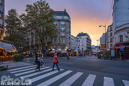 Photo : Carrefour entre la rue de Charonne et l'avenue Ledru Rollin au crépuscule, Paris (75011)
