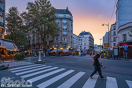 Photo : Carrefour entre la rue de Charonne et l'avenue Ledru Rollin au crépuscule, Paris (75011)