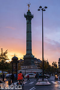 Photo : Place de la Bastille et la colonne de Juillet au crépuscule, Paris (75004), Ile-de-France, France