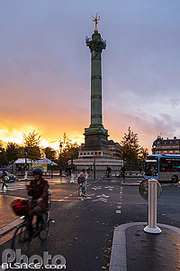 Photo : Piste cyclable et colonne de Juillet au crépuscule, Place de la Bastille, Paris (75004), Ile-de-France, France