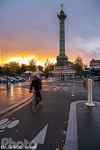 Photo : Piste cyclable et colonne de Juillet au crépuscule, Place de la Bastille, Paris (75004), Ile-de-France, France