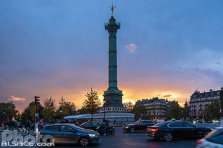 Photo : Place de la Bastille et la colonne de Juillet au crépuscule, Paris (75004), Ile-de-France, France