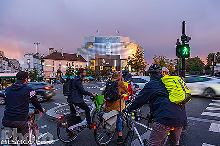 Photo : Cyclistes place de la Bastille, Paris (75004), Ile-de-France, France