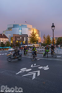 Photo : Cyclistes place de la Bastille, Paris (75004), Ile-de-France, France