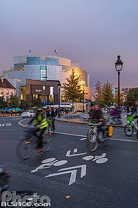 Photo : Cyclistes place de la Bastille, Paris (75004), Ile-de-France, France