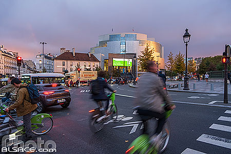 Photo : Cyclistes place de la Bastille, Paris (75004), Ile-de-France, France