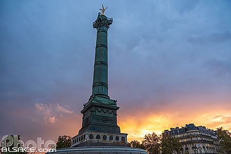 Photo : Place de la Bastille et la colonne de Juillet au crépuscule, Paris (75004), Ile-de-France, France