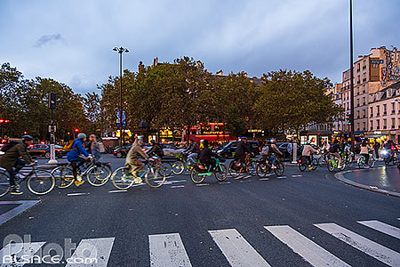Photo : Cyclistes place de la Bastille, Paris (75004), Ile-de-France, France