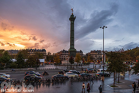 Photo : Place de la Bastille et la colonne de Juillet au crépuscule, Paris (75004), Ile-de-France, France
