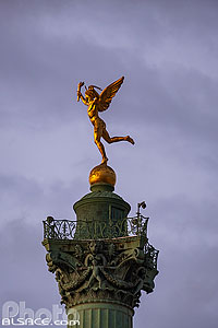 Photo : Le Génie de la Liberté au sommet de la colonne de Juillet, Place de la Bastille, Paris (75004), Ile-de-France, France