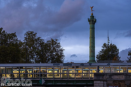 Photo : Station de métro Bastille et la colonne de Juillet, Place de la Bastille, Paris (75004), Ile-de-France, France