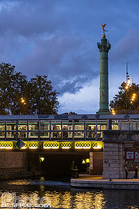 Photo : Bassin de l'Arsenal, station de métro Bastille et la colonne de Juillet, Place de la Bastille, Paris (75004), Ile-de-France, France
