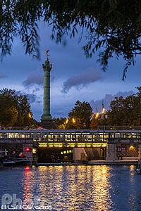 Photo : Bassin de l'Arsenal, station de métro Bastille et la colonne de Juillet, Place de la Bastille, Paris (75004), Ile-de-France, France