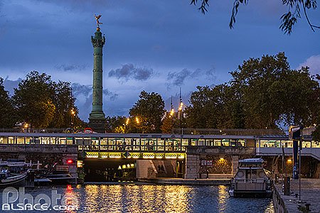 Photo : Bassin de l'Arsenal, station de métro Bastille et la colonne de Juillet, Place de la Bastille, Paris (75004), Ile-de-France, France