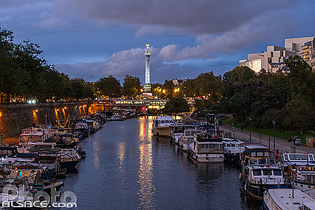 Photo : Bassin de l'Arsenal la nuit et en arrière plan la colonne de juillet de la place de la Bastille, Paris (75004), Ile-de-France, France