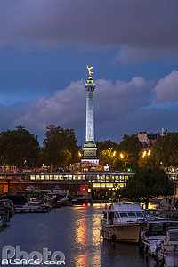 Photo : Bassin de l'Arsenal la nuit et en arrière plan la colonne de juillet de la place de la Bastille, Paris (75004), Ile-de-France, France