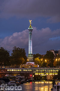 Photo : Bassin de l'Arsenal la nuit et en arrière plan la colonne de juillet de la place de la Bastille, Paris (75004), Ile-de-France, France
