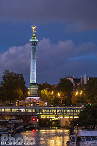 Photo : Bassin de l'Arsenal la nuit et en arrière plan la colonne de juillet de la place de la Bastille, Paris (75004), Ile-de-France, France