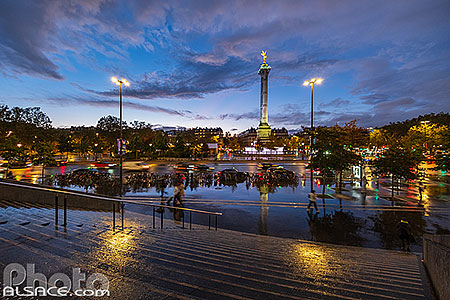 Photo : L'escalier de l'Opéra Bastille et la place de la Bastille au crépuscule, Paris (75012)