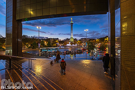 Photo : L'escalier de l'Opéra Bastille et la place de la Bastille au crépuscule, Paris (75012)