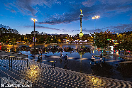 Photo : L'escalier de l'Opéra Bastille et la place de la Bastille au crépuscule, Paris (75012)