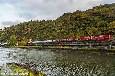 Photo : Train de marchandise le long du Rhin, Sankt Goarshausen, Rhin romantique, Rheinland-Pfalz, Allemagne