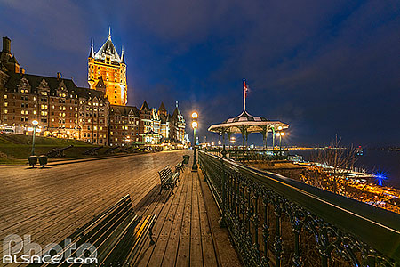 Photo : Terrasse Dufferin et Château Frontenac la nuit, Québec, Canada