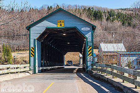 Photo : Pont couvert du Faubourg, L'Anse-Saint-Jean, Québec, Canada++++
