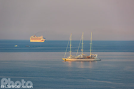 Photo : Navire de croisière de luxe Le Ponant au mouillage au large de Dubrovnik, Croatie