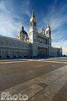 Photo : Catedral de Santa María la Real de la Almudena, Madrid, España