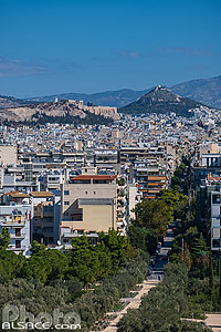 Photo : La ville d'Athènes et en arrière plan l'acropole et le mont Lycabette, Grèce, Attique, Grèce