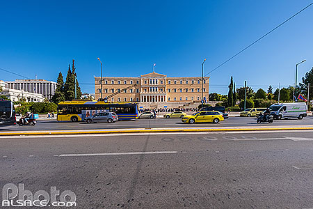 Photo : Circulation devant le Parlement grec, Athènes, Grèce