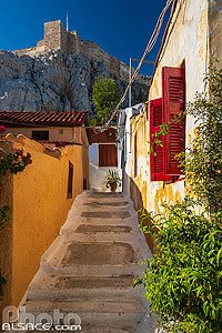 Photo : Ruelle dans le quartier de Plaka situé en contrebas de l?Acropole, Athènes, Grèce, Attique, Grèce