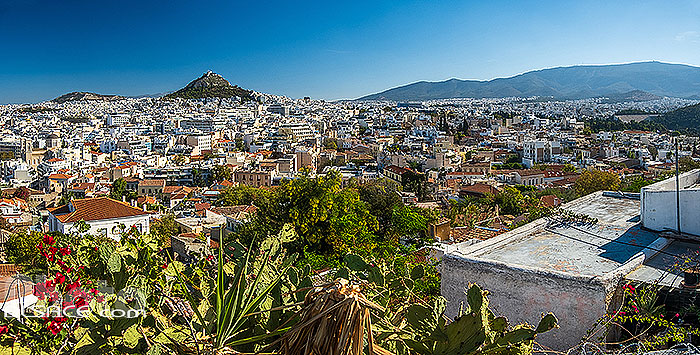 Photo : Athènes vue depuis les hauteur de Plaka en arrière plan le Mont Lycabette, Grèce