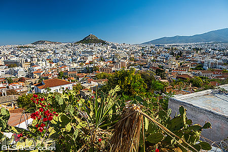 Photo : Athènes vue depuis les hauteur de Plaka en arrière plan le Mont Lycabette, Grèce