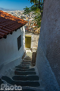 Photo : Ruelle dans le quartier de Plaka situé en contrebas de l?Acropole, Athènes, Grèce, Attique, Grèce