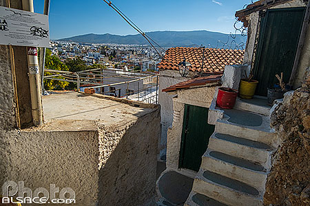 Photo : Ruelle dans le quartier de Plaka situé en contrebas de l?Acropole, Athènes, Grèce, Attique, Grèce