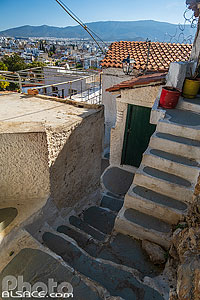 Photo : Ruelle dans le quartier de Plaka situé en contrebas de l?Acropole, Athènes, Grèce, Attique, Grèce