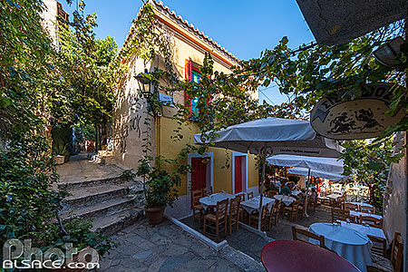 Photo : Terrasse de restaurant dans une ruelle du quartier de Plaka en contrebas de l?Acropole, Athènes, Grèce, Attique, Grèce