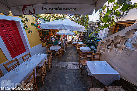 Photo : Terrasse de restaurant dans une ruelle du quartier de Plaka en contrebas de l?Acropole, Athènes, Grèce
