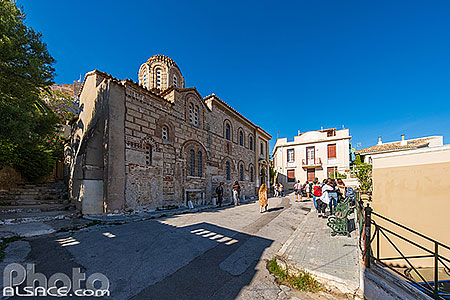 Photo : Eglise byzantine d'Agios Nikolaos Ragava dans le quartier de Plaka, Athènes, Grèce, Attique, Grèce