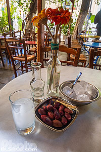 Photo : Ouzo et olives sur la terrasse d'un restaurant de Plaka, Athènes, Grèce