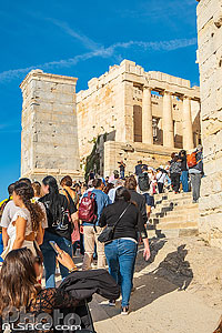 Photo : Touristes montant sur l'Acropole d'Athènes, Grèce