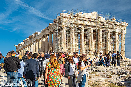 Photo : Touristes devant le Parthénon sur l'Acropole d'Athènes, Grèce