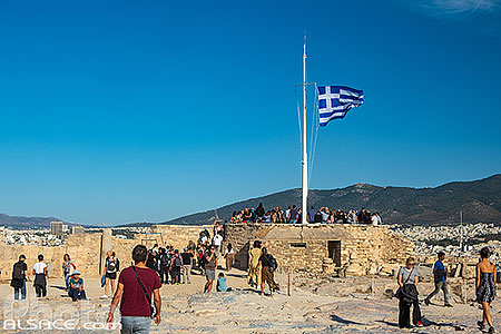 Photo : Touristes et drapeau de la Grèce au sommet de l'Acropole, Athènes, Grèce